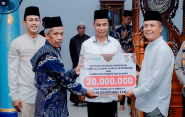 Safari Ramadhan di Kampar, Danrem 031/WB Jalin Silaturahmi Dengan Forkopimda Dan Serahkan Bantuan 