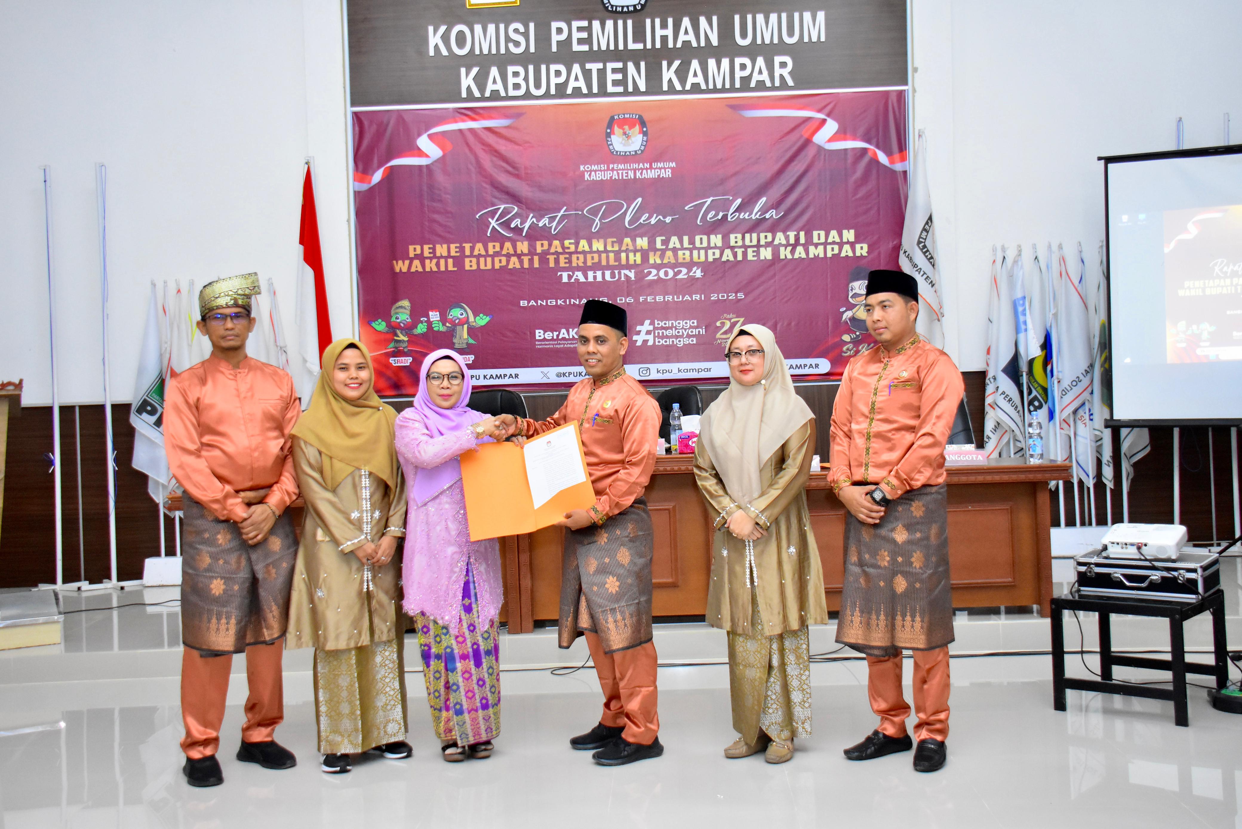 Kado Hari Jadi ke 75 Kabupaten Kampar, Pleno Terbuka KPU Tetapkan Bupati dan Wakil Bupati Kampar 