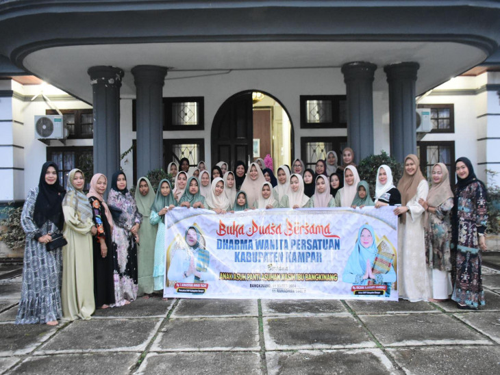 Ketua DWP Kampar Ricana Djayanti Hambali Buka Bersama dengan Anak Yatim