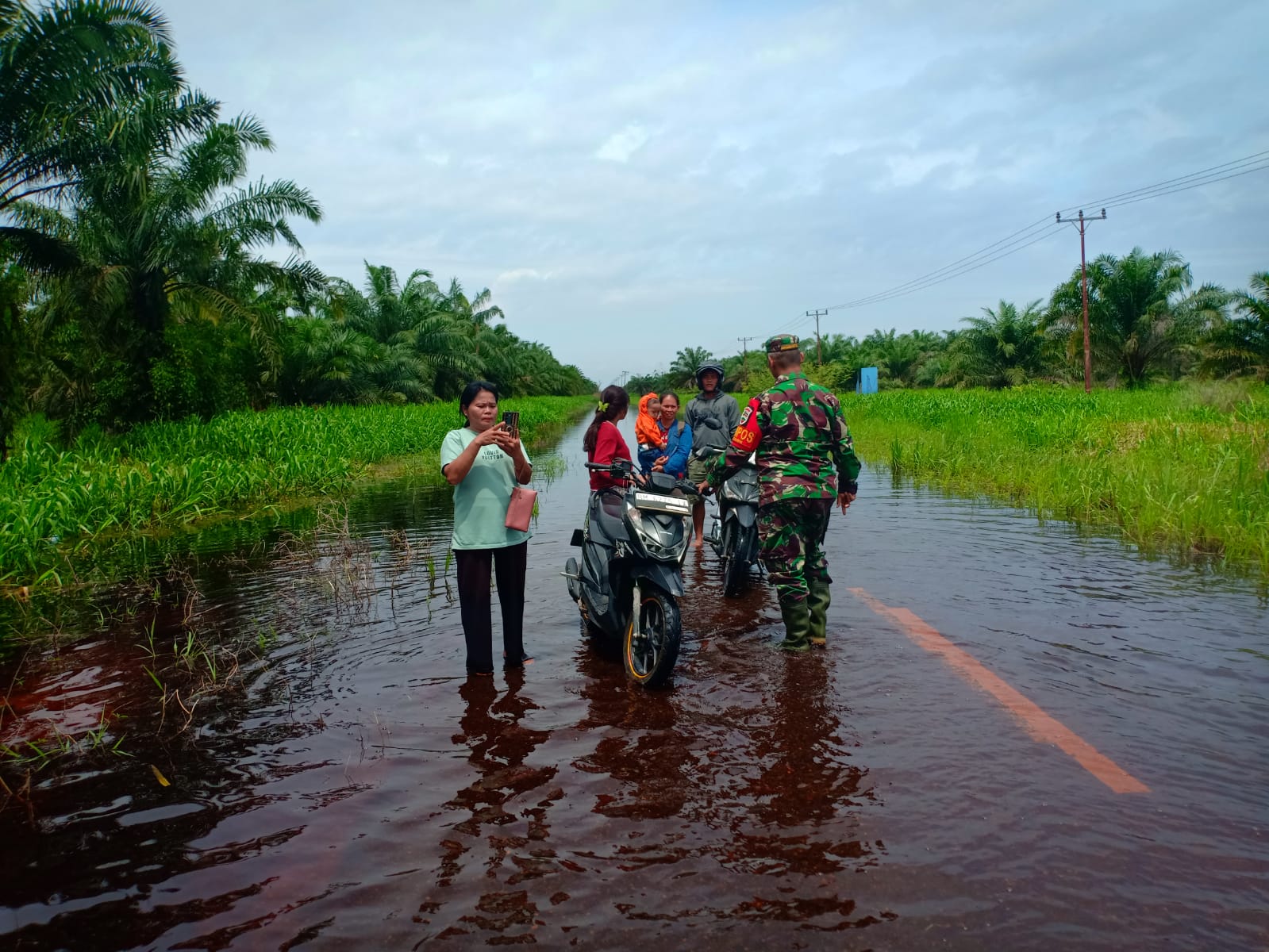 Danpos Pelalawan Peduli dengan Warga, Turun langsung kelapangan Mengecek Kondisi Terkini