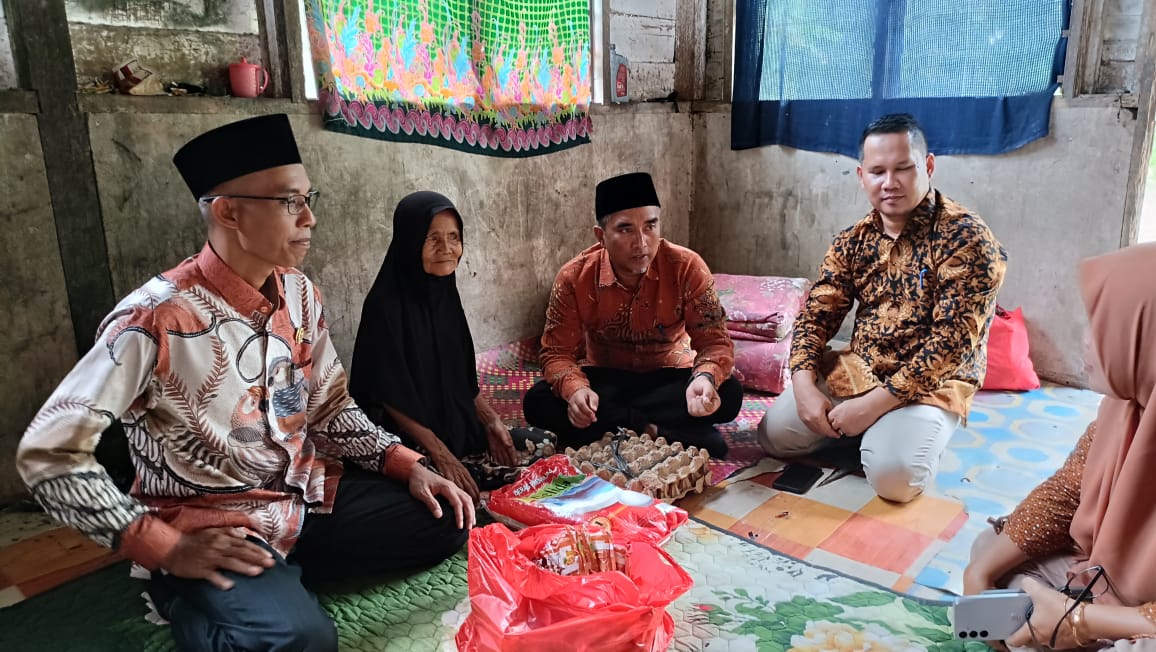 Ketua DPRD Kampar Ahmad Taridi Prihatin Melihat Kondisi Rumah Nenek Nurbaiti