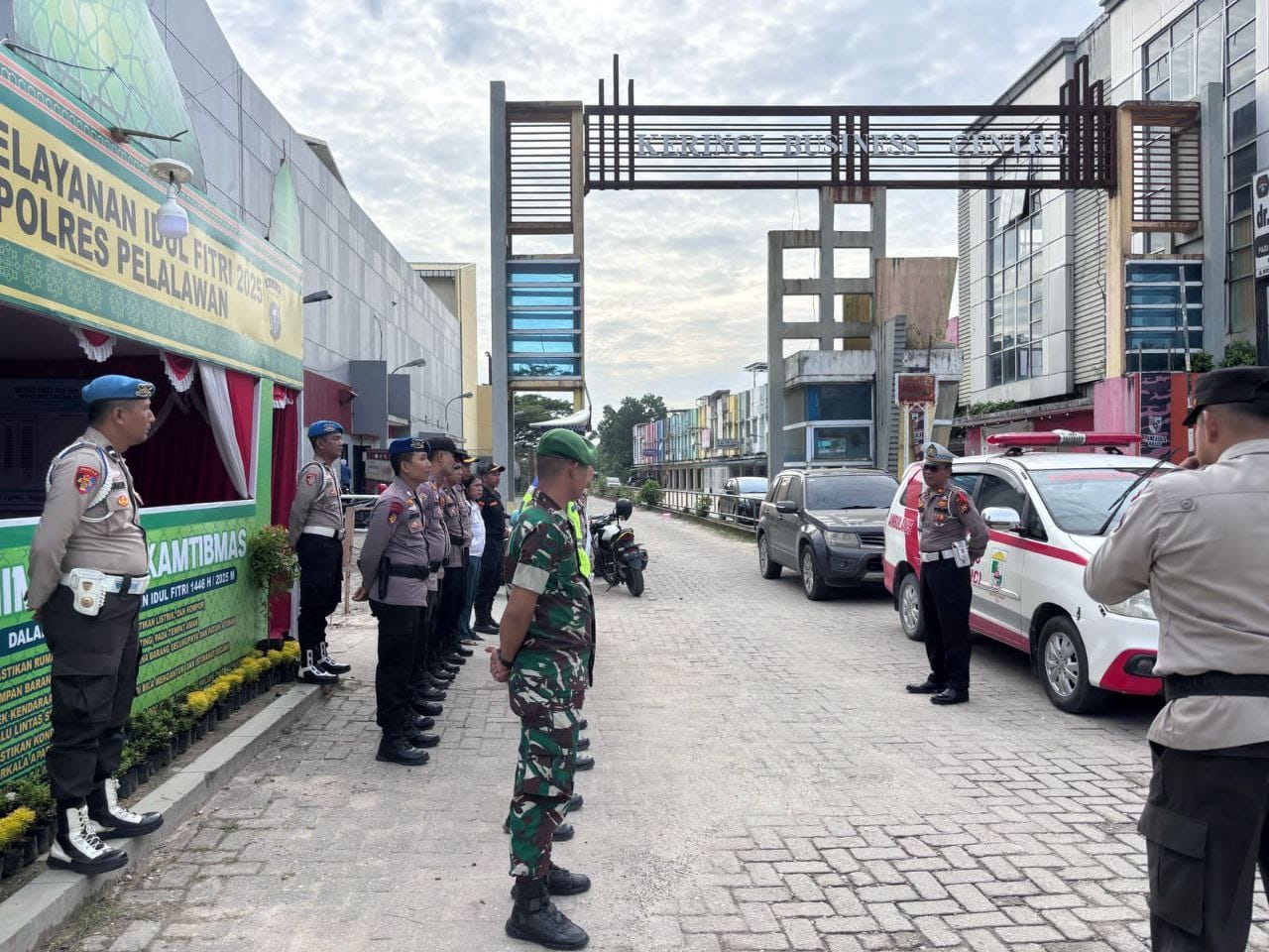 Agar Terciptanya Situasi Aman, Babinsa Koramil 09/Langgam Bersama Polres Jaga Pos Pelayanan