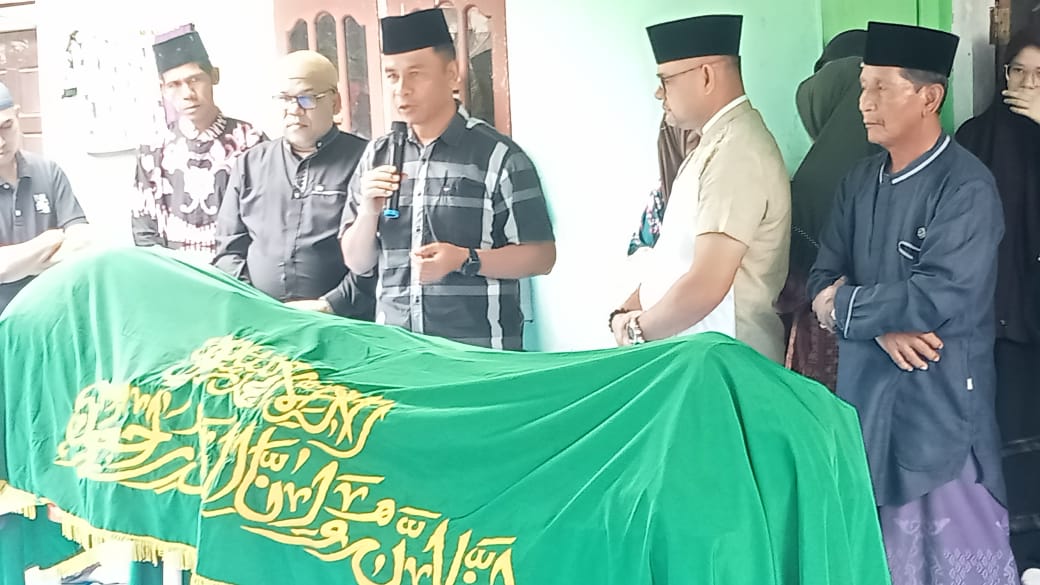 Babinsa mewakili Danramil 12/XIII Koto Kampar Melayat Ke Rumah Duka Orang Tua Camat   