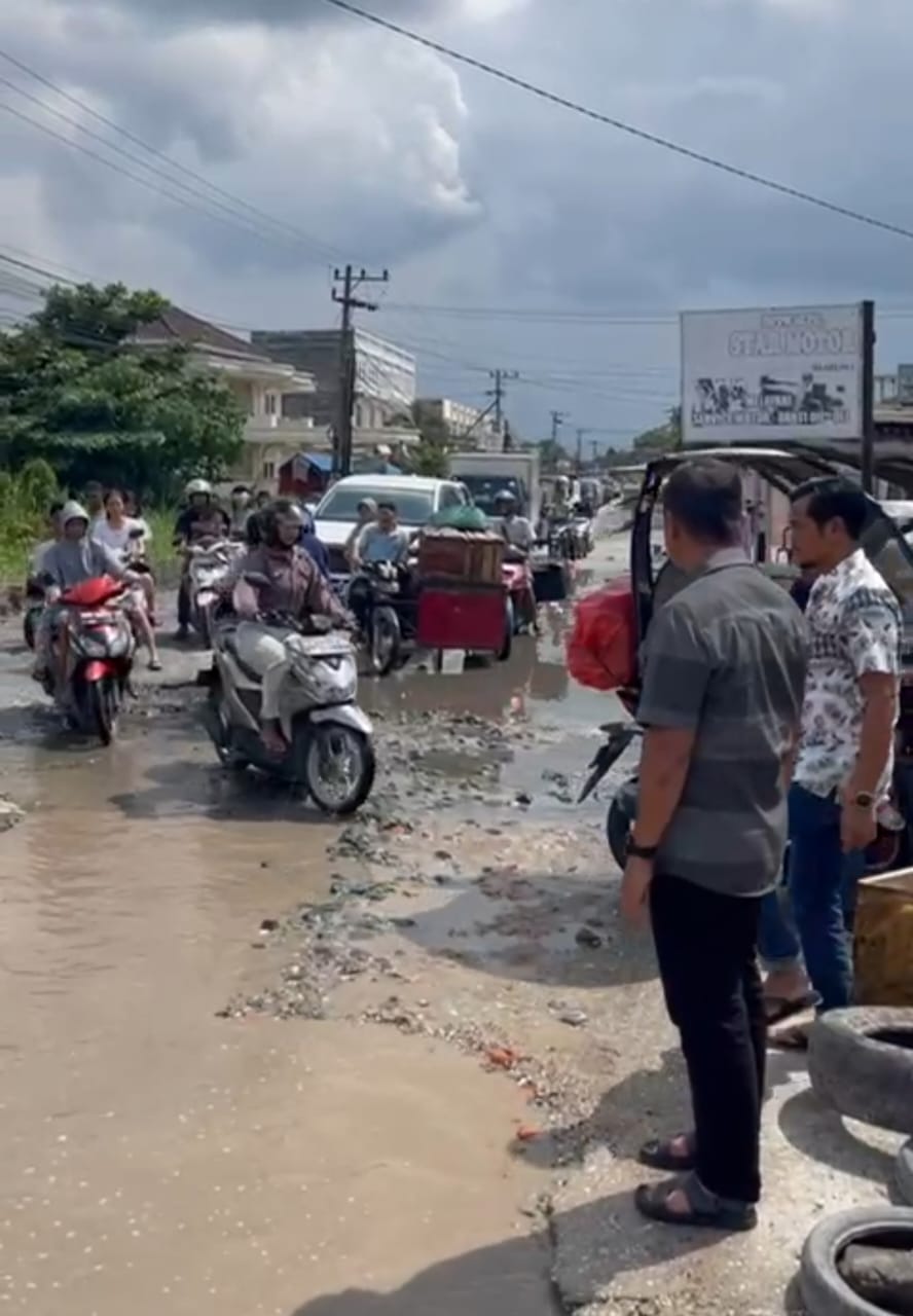Bupati Kampar Tinjau Jalan Rusak di Desa Tarai Bangun