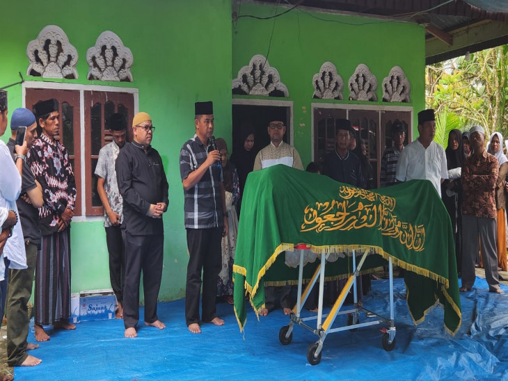 Bupati Kampar Lepas Ketempat Peristirahatan Terkahir Alm Gazali Ayahanda Camat XIII Koto Kampar 