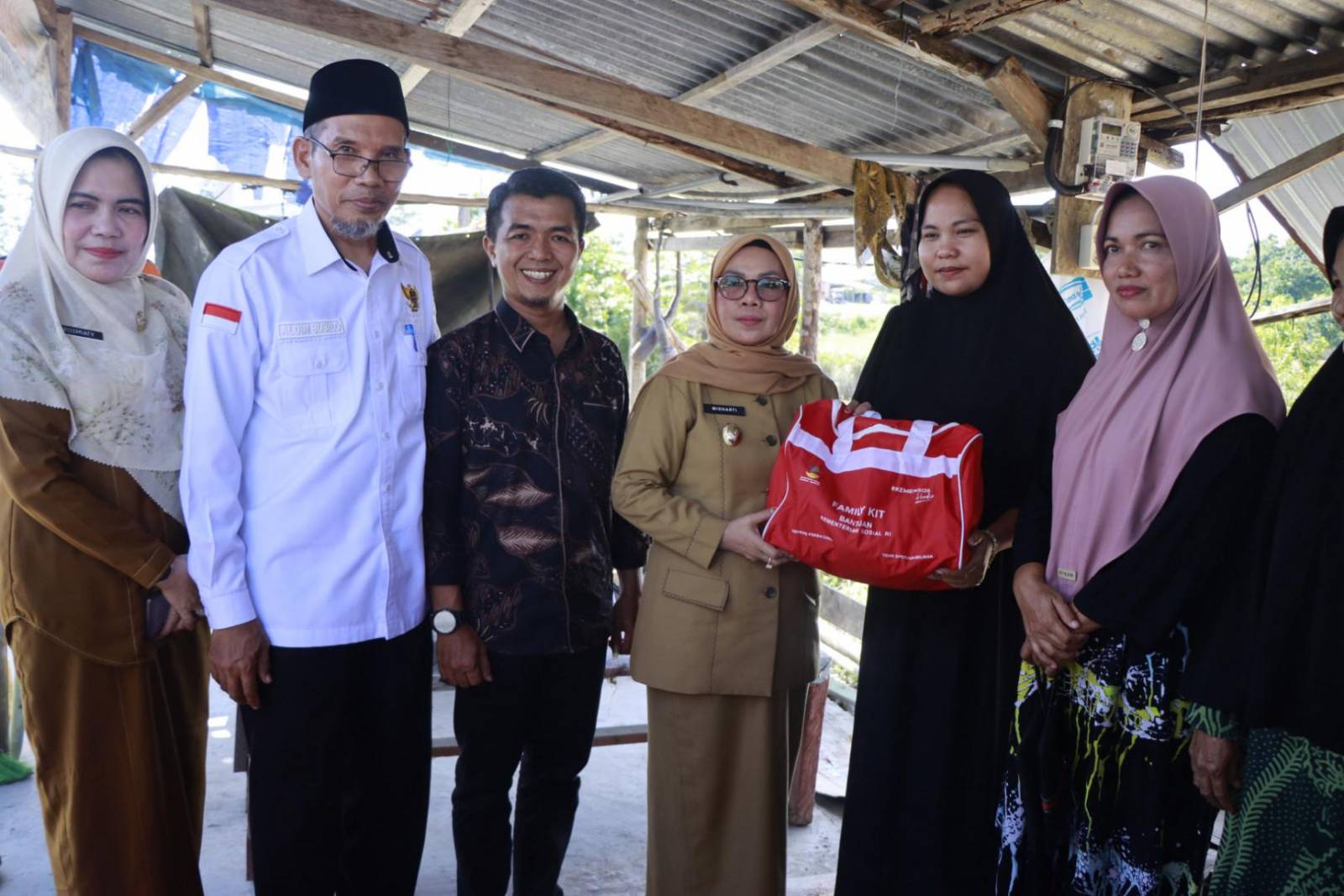 Jenguk Korban Kebakaran, Wabup Kampar Berikan Bantuan dan Santunan kepada 4 Keluarga