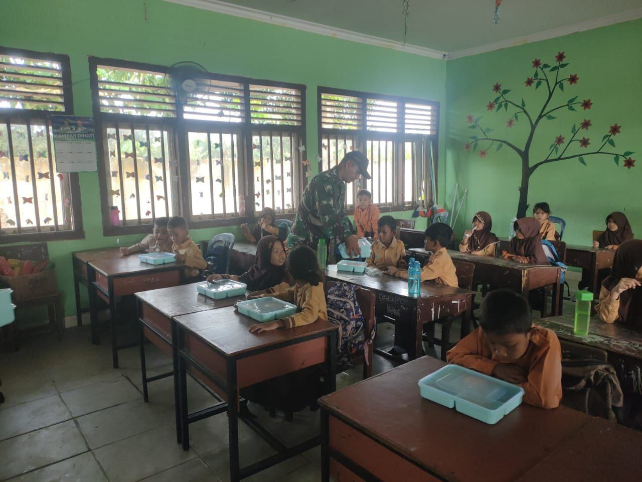 Dukung Kegiatan MBG, Babinsa Koramil 16/Tapung Awasi Pelaksanaan MBG
