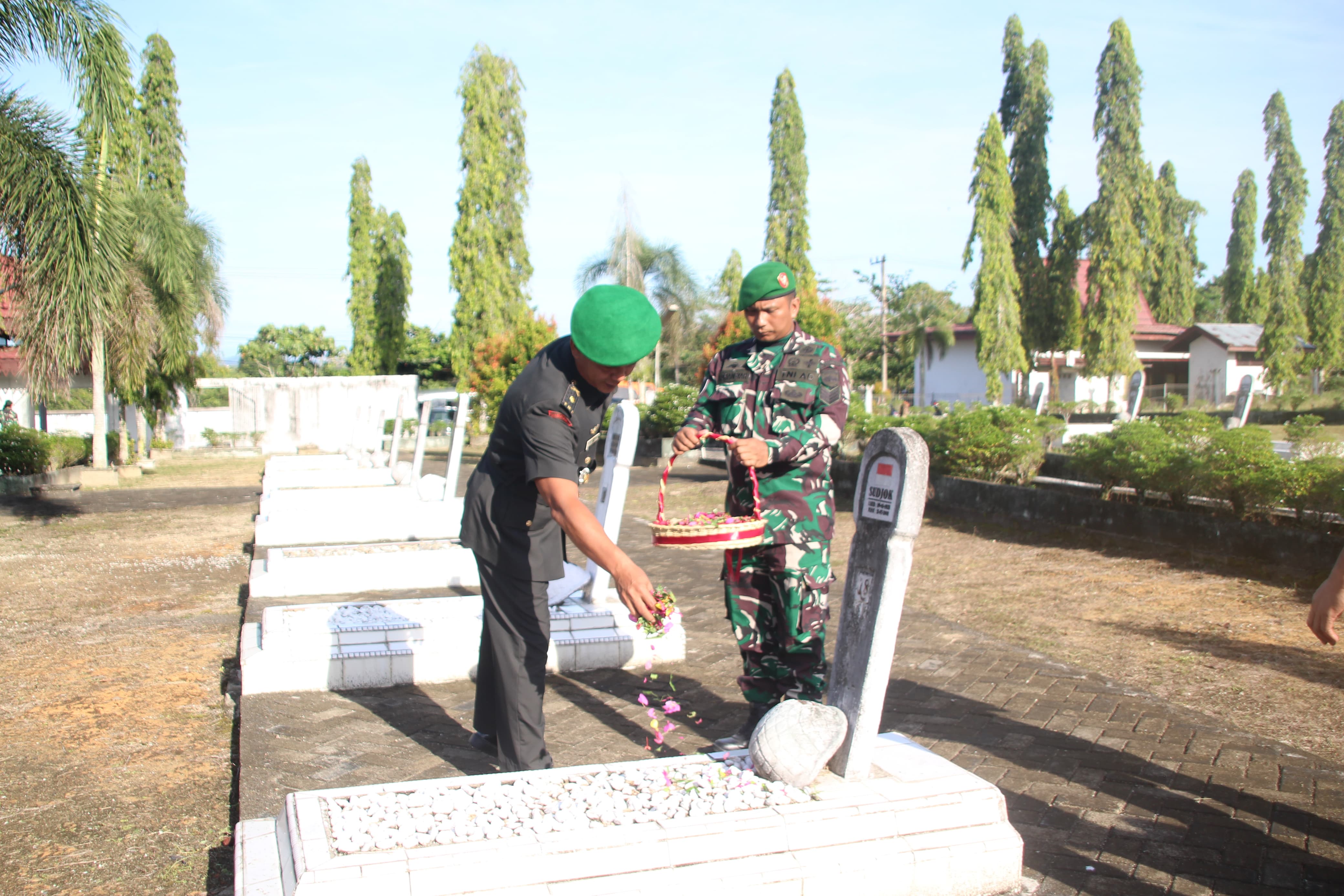 Memperingati HUT ke-75 Kodam I/BB, Rombongan Kodim 0313/Kpr Ziarah Ke Makam Pahlawan
