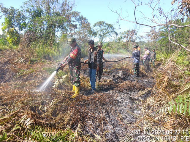 Babinsa Koramil 06 Siak Hulu Bersama Warga Berjibaku Padamkan Api di Lahan Warga