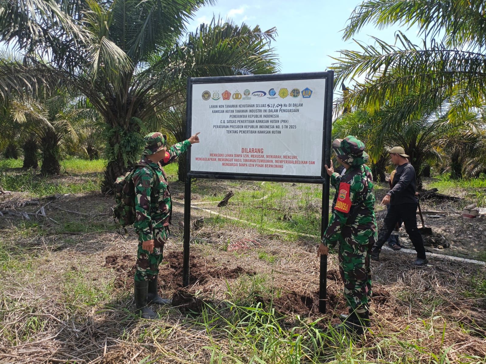 Sinergi Babinsa dan Satgas Garuda, Tertibkan Kawasan Hutan di Area Perusahaan