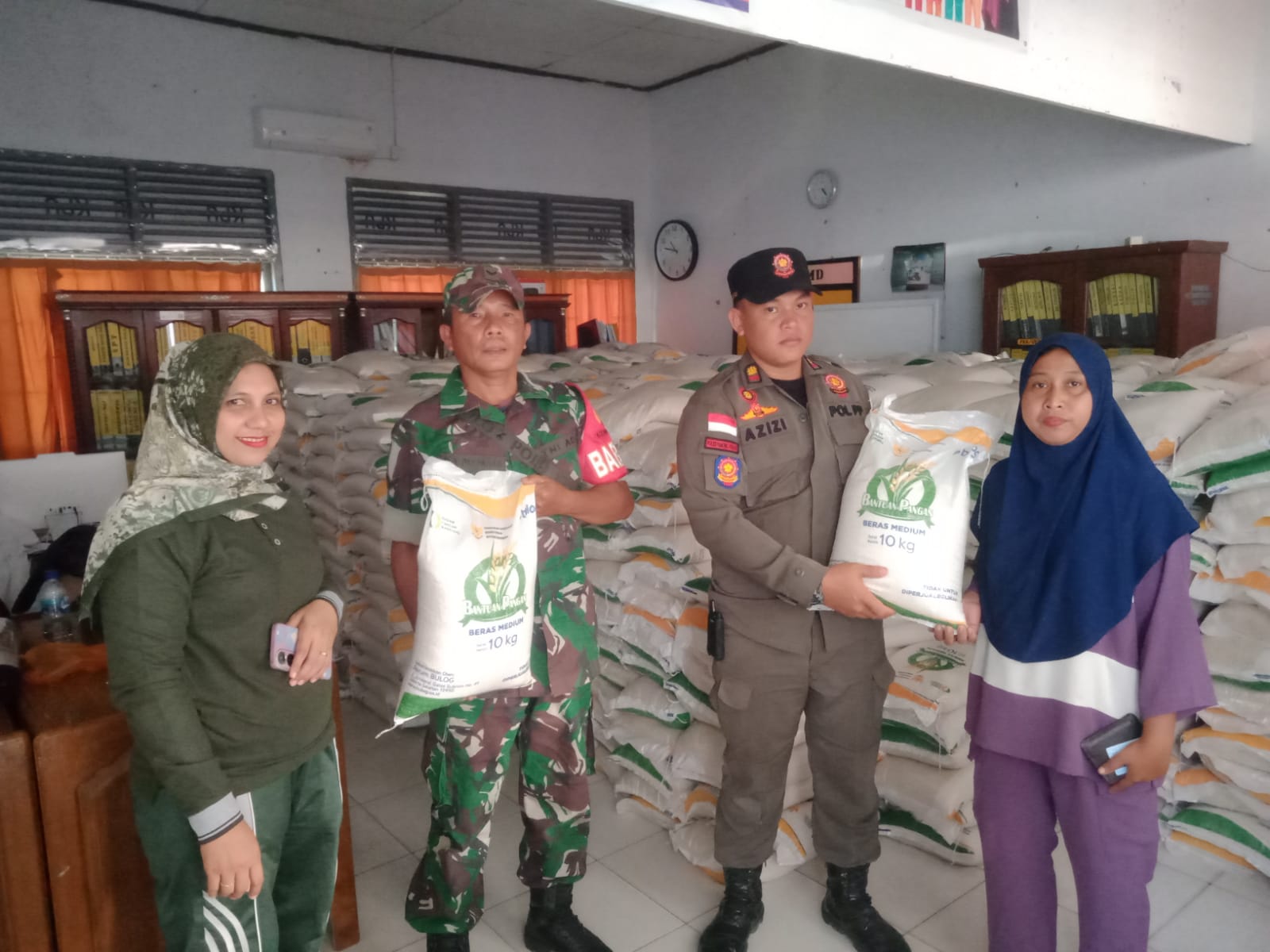 Babinsa Koramil 11/TBS Monitor Penyaluran  Bantuan Pangan Beras di Kecamatan Tambusai Utara