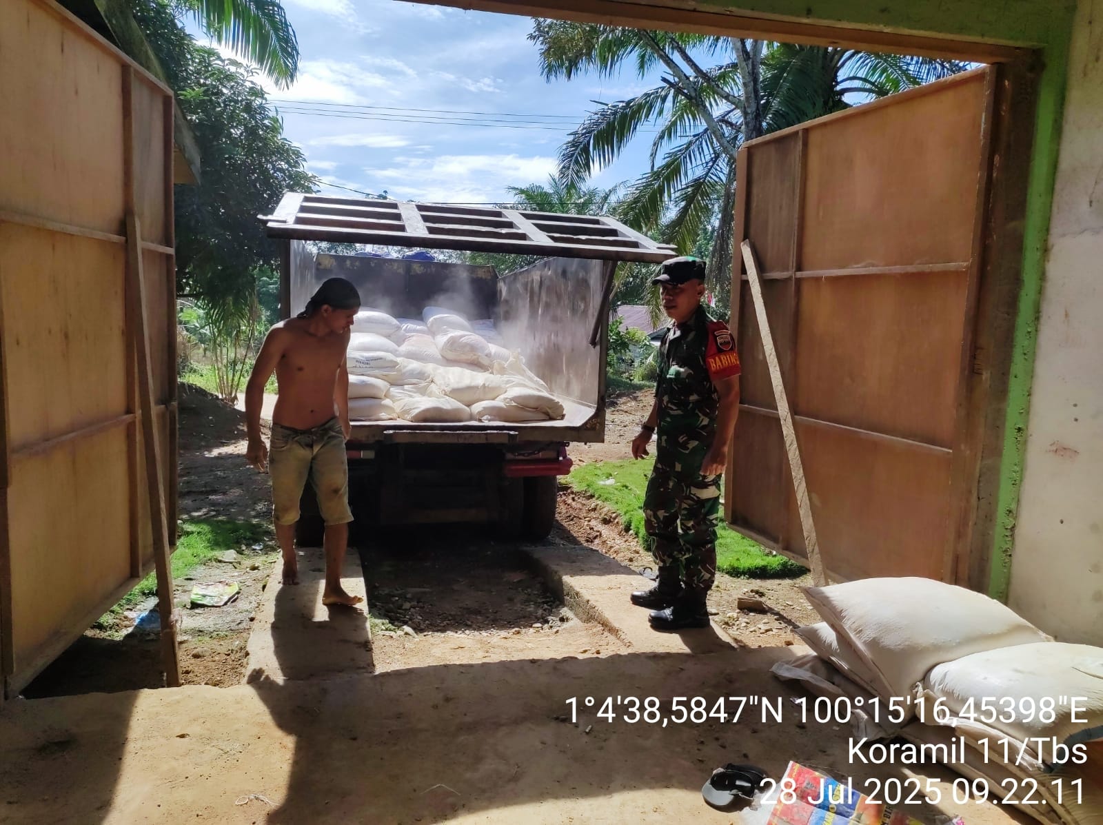 Danramil Tambusai Perintahkan Babinsa Pantau Pendistribusian Pupuk Kepada Petani