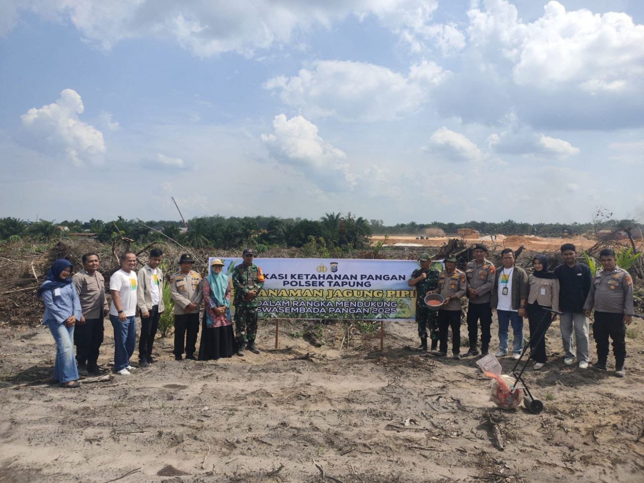 Komitmen Dukung Ketahanan Pangan, Danramil 16/Tapung Bersama Kapolsek Tanam Jagung Pipil