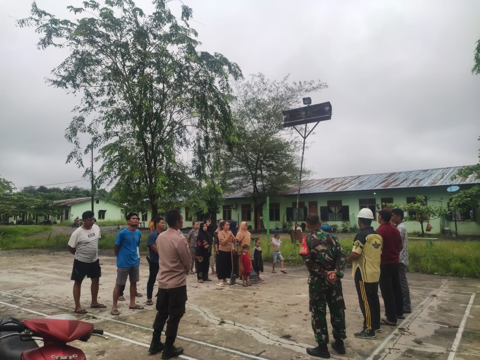 Himbau Warga Bersih Bersih Babinsa Dan Bhabinkamtibmas Ajak Warga Meriahkan HUT RI Ke 80 