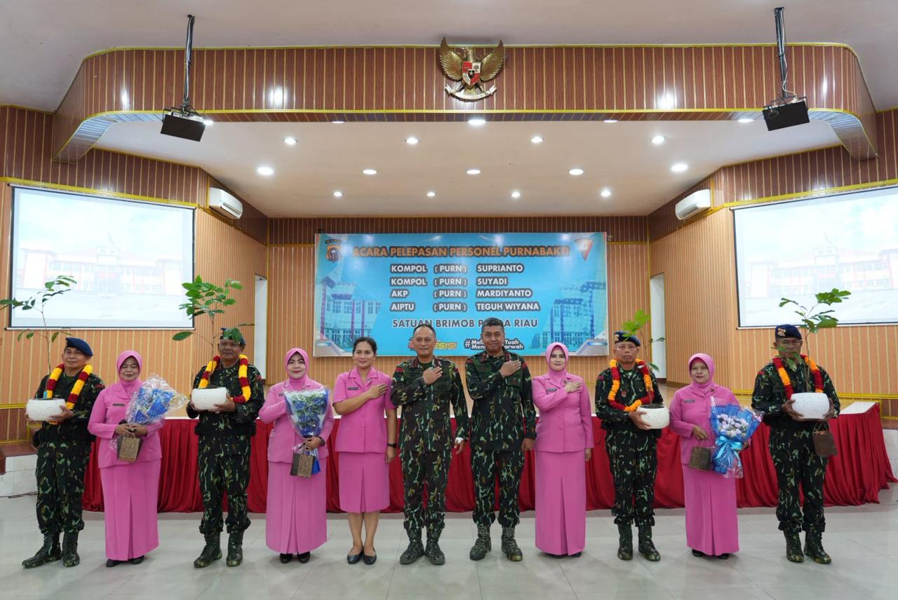 Dansat Brimob Riau Pimpin Pelepasan Purnabakti 4 Personel Terbaik