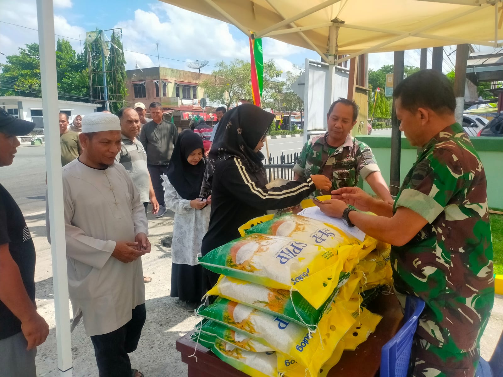 Koramil 01/Bkn Gelar Gerakan Program Pangan Murah, Beras SPHP (Stabilisasi Pasokan dan Harga Pangan)