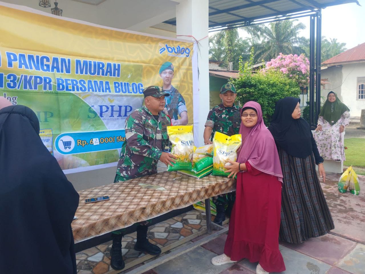 Jaga Satabilitas Harga Beras, Babinsa Koramil 16/Tapung Gelar Gerakan Pangan Murah