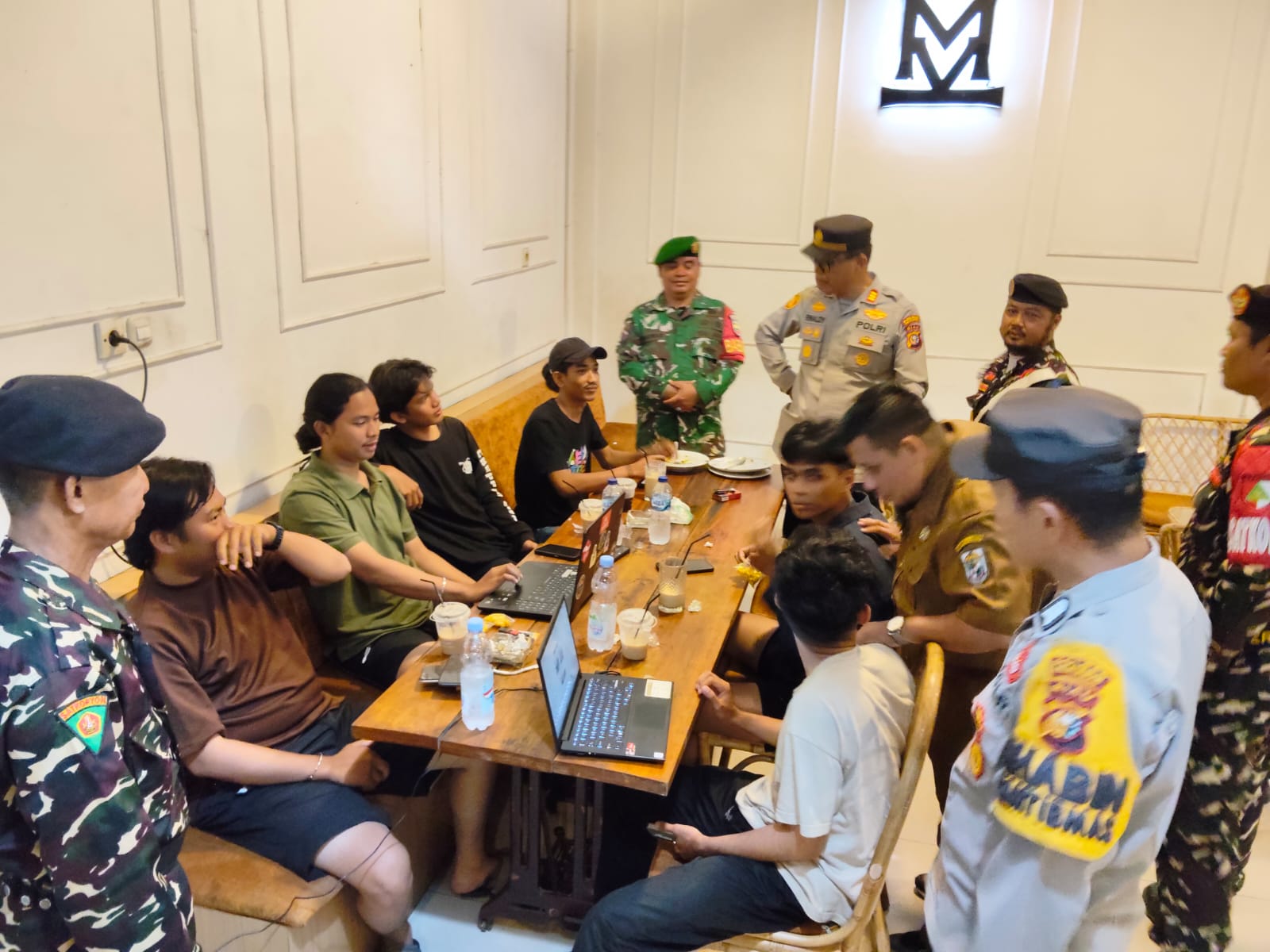 Babinsa Bersama Upika Pangkalan Kuras Laksanakan Deklarasi Pengamanan dan Patroli Bersama 