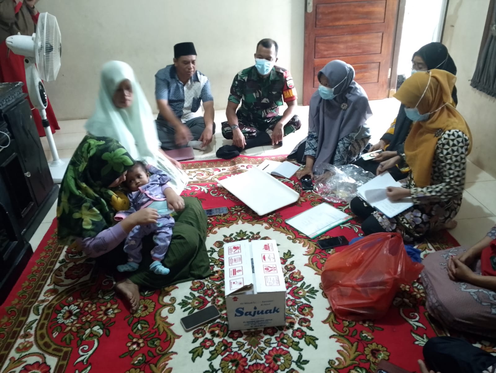 Pastikan Terbebas Dari Stunting, Babinsa Koramil 06 Siak Hulu Bersama Nakes Datangi Rumah Warga
