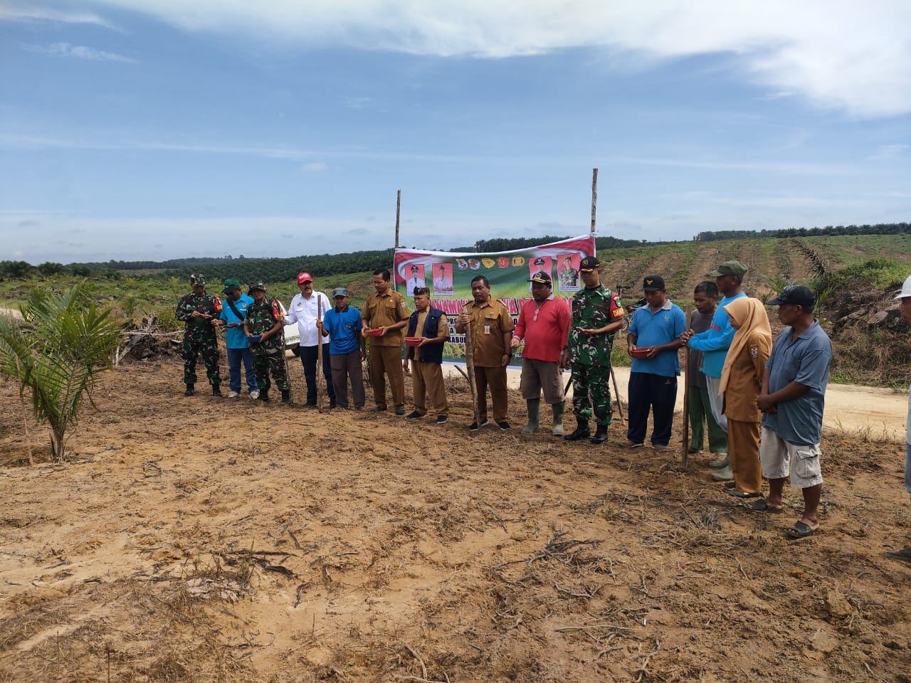 Babinsa Kecamatan Ukui Hadiri Penanaman Perdana Padi Gogo di Lahan KUD Sumber Bahagia