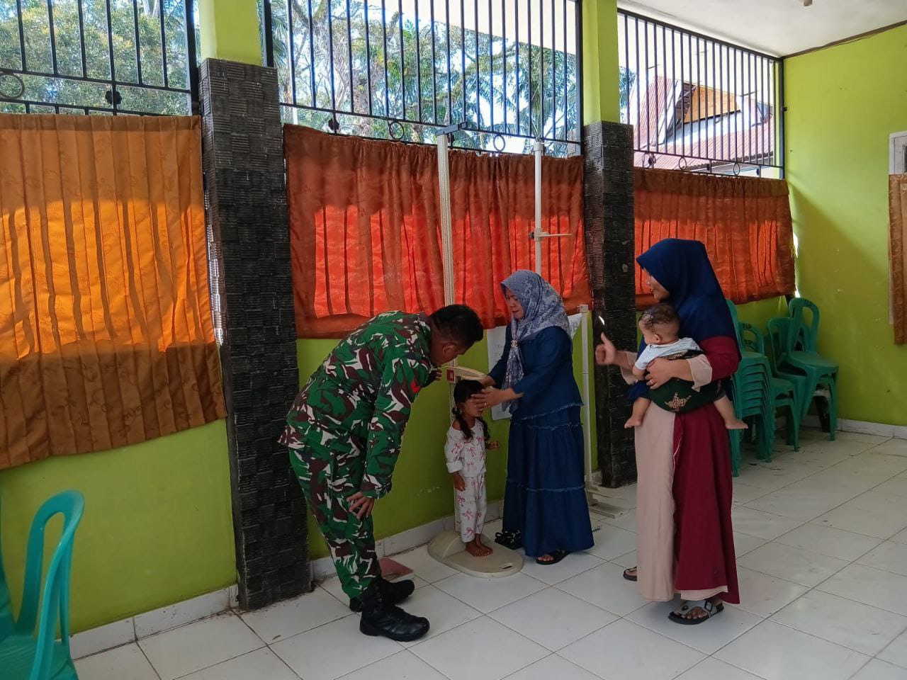 Dukung Program Mengatasi Masalah Kesehatan Balita, Babinsa Koramil 16/Tapung Dampingi Posyandu