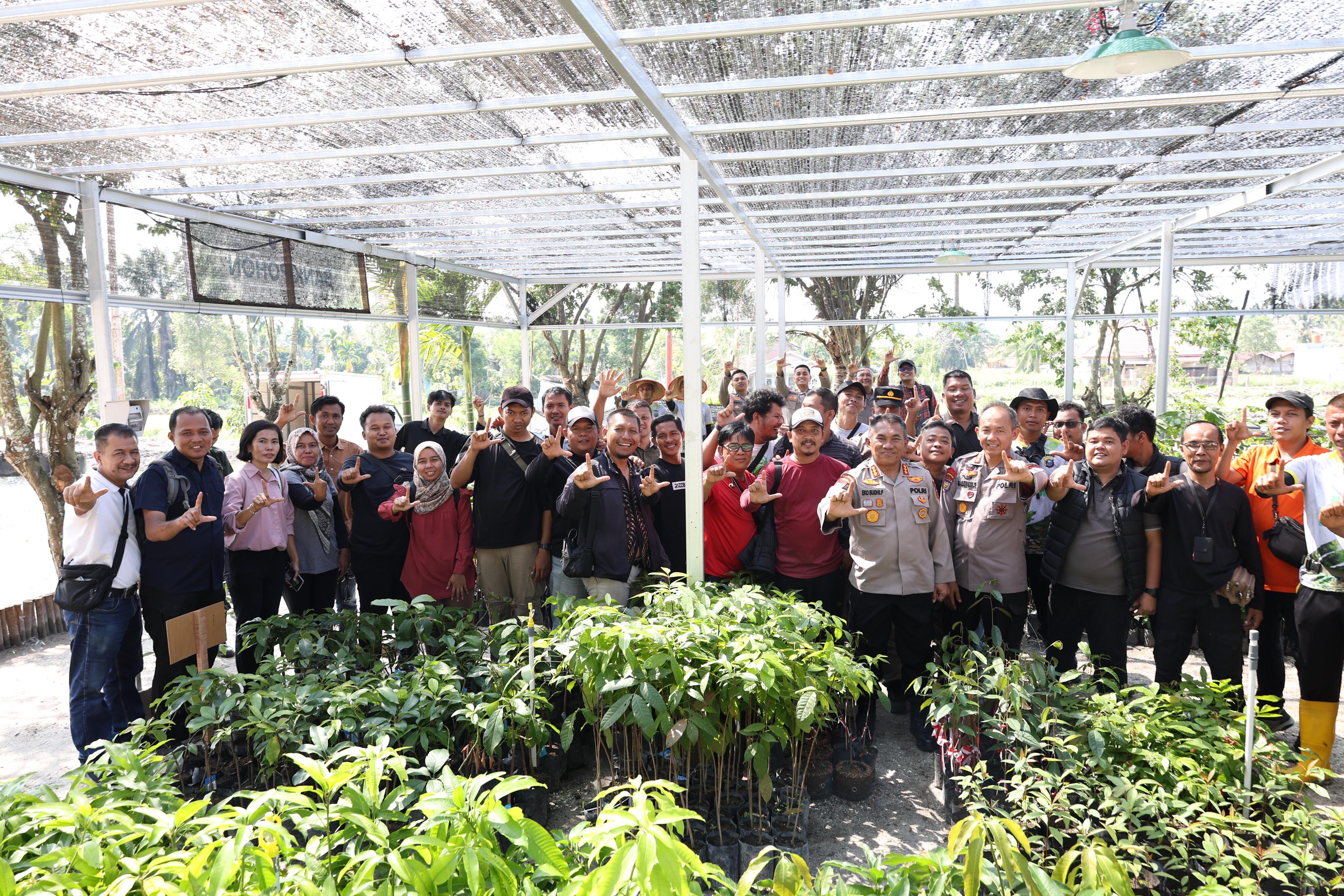 Silaturahmi Bernuansa Hijau, Polda Riau dan Wartawan Tanam Harapan untuk Riau