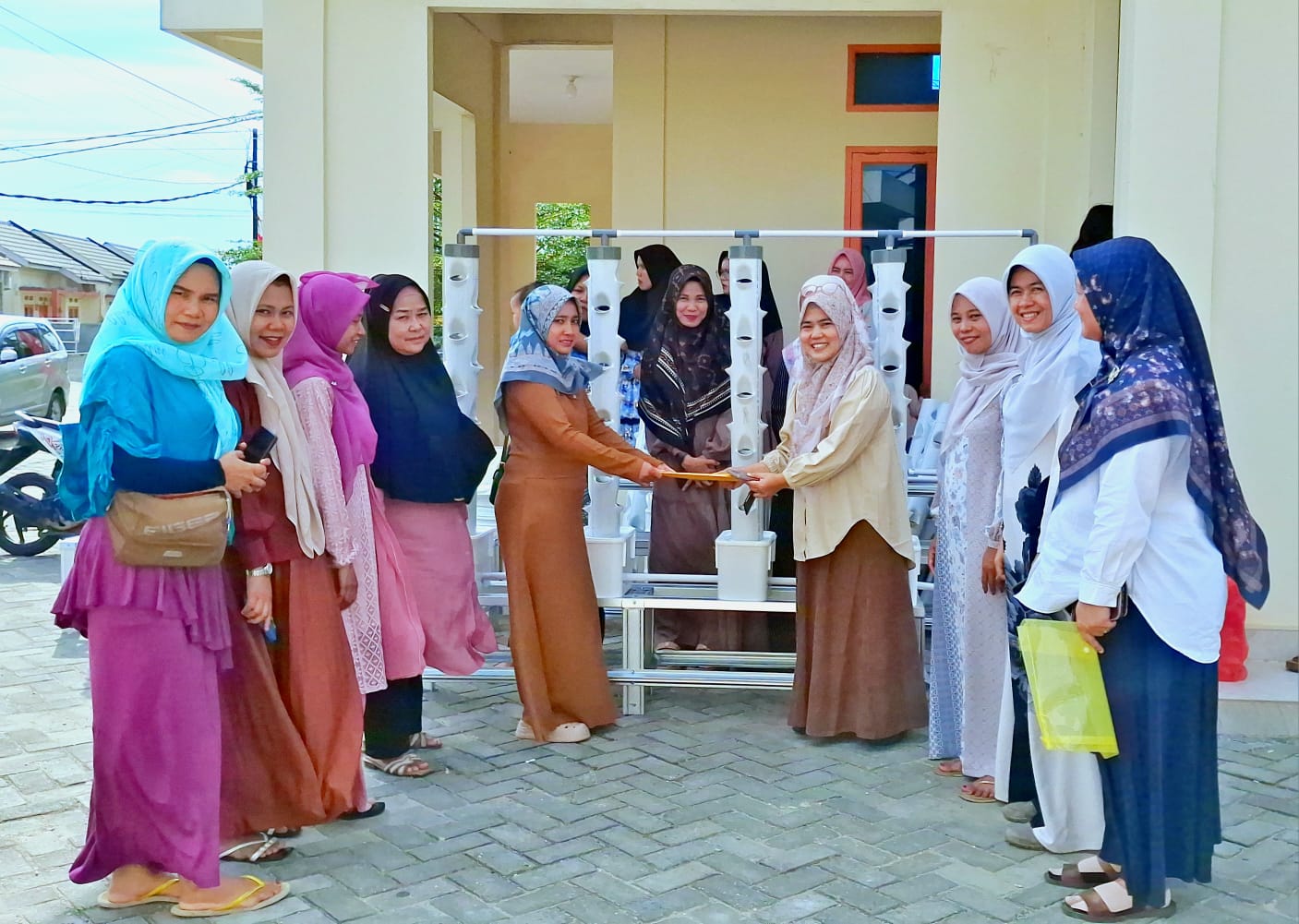 Hidroponik dan Pengolahan Limbah Rumah Tangga Guna Menunjang Green Economy Berbasis E-Commerce