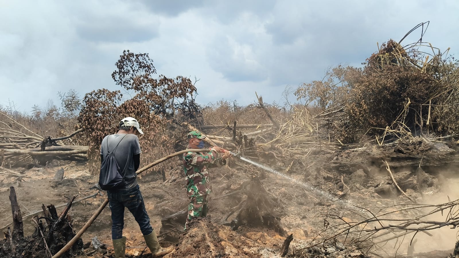Hari ke 16, Tim Gabungan Terus Berjibaku Pendinginan Karhutla di Desa Merbau