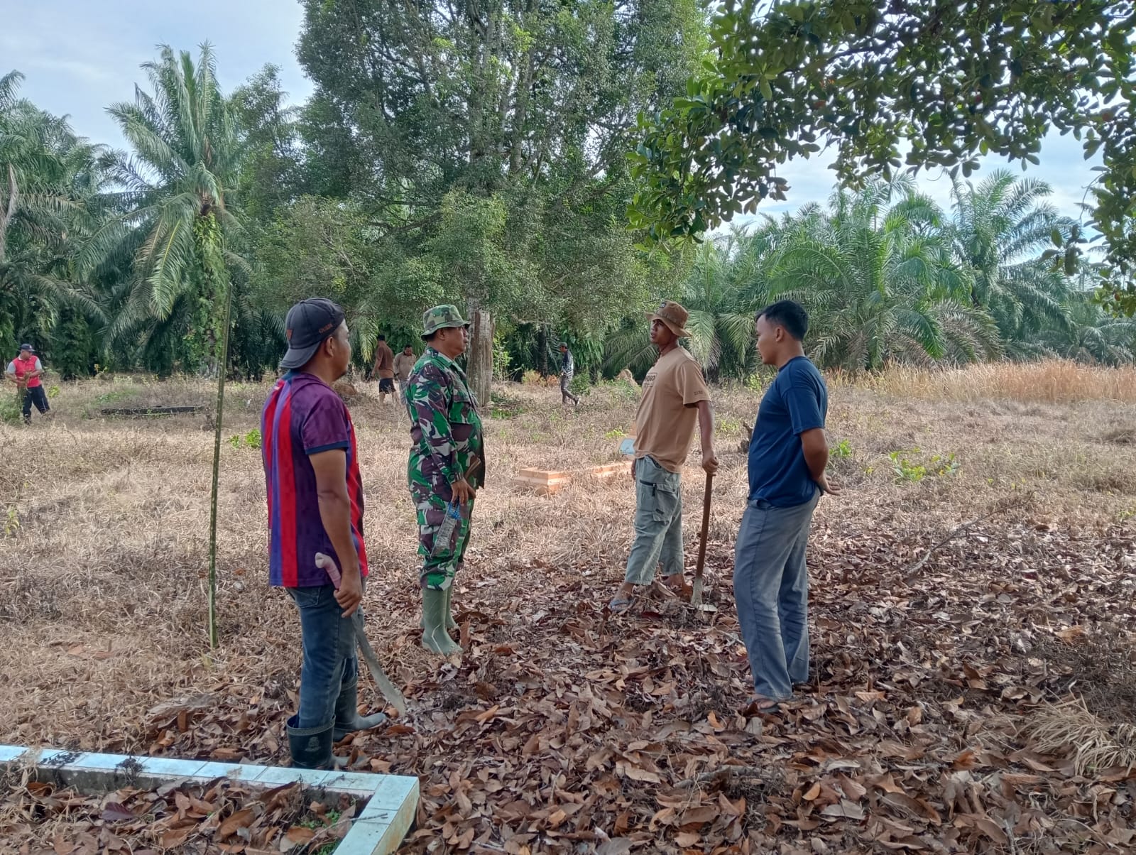 Babinsa Laksanakan patroli dan Sosialisasi cegah karhutla wilayah Koramil 14/kepenuhan 