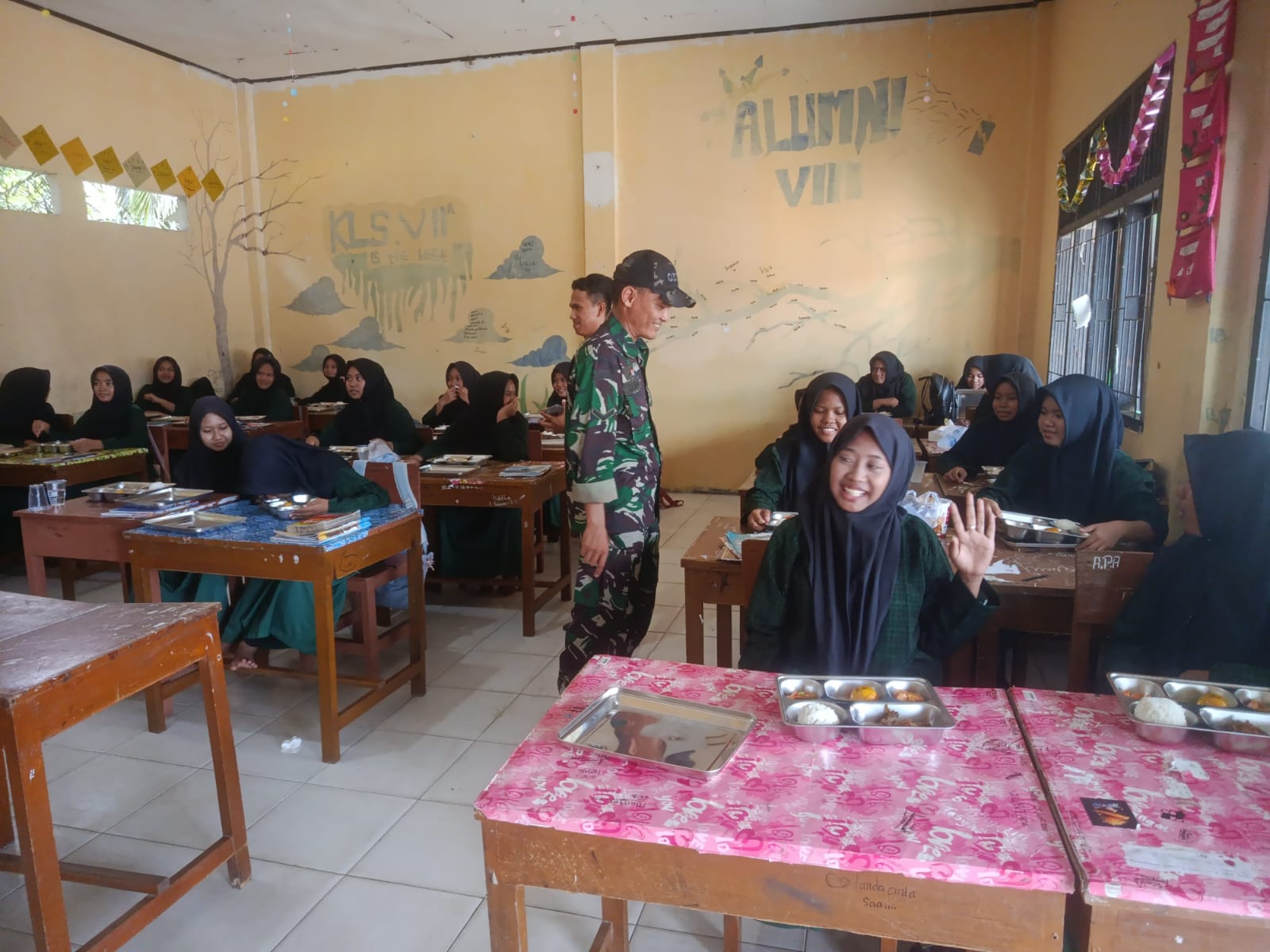 Babinsa Serda J.A. Sitorus Dampingi Penyaluran MBG ke Ponpes Amanatul Huda