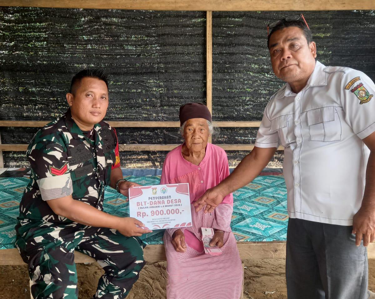 Babinsa Koptu Dedi Suprapto Dorong Kelancaran Pembagian BLT di Desa Koto Mesjid