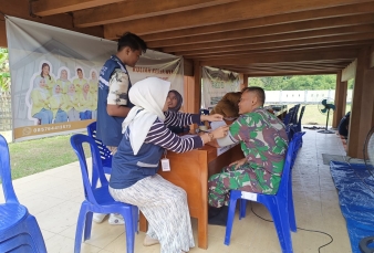 Babinsa Monitoring Kegiatan Pengobatan Gratis Mahasiswa KKN STIFAR di Desa Rokan Koto Ruang