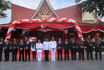 Wakilkan Dandim, Kepala Staf Kodim 0313/Kpr Hadiri Upacara Detik-Detik Kemerdekaan RI ke-80