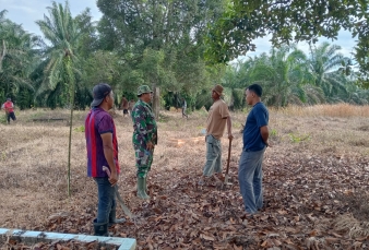 Babinsa Laksanakan patroli dan Sosialisasi cegah karhutla wilayah Koramil 14/kepenuhan 